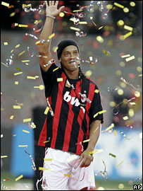 Ronaldinho đã thu hút đám đông cổ động lớn tại sân San Siro