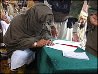 بیت الله محسود، رهبر 'تحریک طالبان پاکستان' درحال امضای موافقتنامه با دولت پاکستان