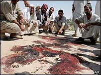 Iraquianos observam local de ataque americano