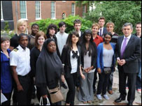 首相布朗会见年轻人“大使们”