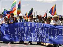 Apoiadores de Morales marcham para La Paz (AFP)