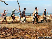 Người dân từ một làng tại Banda Aceh của Indonesia bỏ ra thành phố