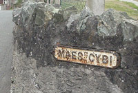 Arwydd Maes Cybi ar wal
