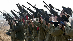 Soldados israelenses checam armamentos perto da fronteira com Gaza