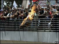 Estudantes queimam caixão simbolizando a morte de Pinochet