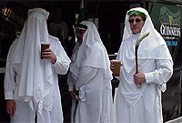 Twm Morys ac aelodau eraill yr orsedd yn cael peint ar y maes