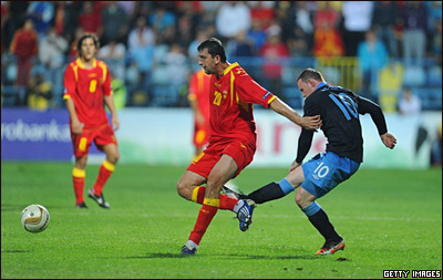 Wayne Rooney le da una patada a Miodrag Dzudovic.