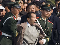 Cảnh sát đưa người biểu tình đi khỏi nơi diễn ra đại hội hôm 21/10/2007