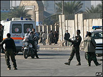 Devriye gezen polisler