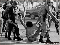 Homem preso em protesto contra a ditadura na Argentina, em 1982