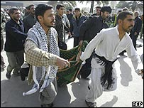 Kerbela'da saldırı sonrası taşınan bir yaralı