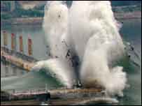 Explosão de barreira no rio Yangtze