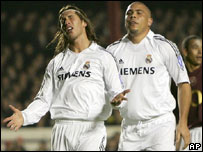 Ronaldo atrás de Sergio Ramos durante o jogo contra o Arsenal