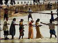 Tsunamiden zarar gören bir Sri Lankalı