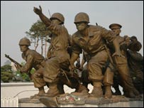 Tượng đài chiến sĩ ở bảo tàng quân sự