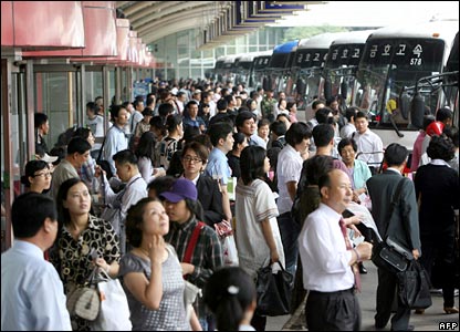 Hành khách Hàn Quốc chờ đợi tại một trạm xe bus tại Seoul