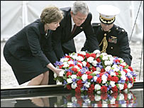 George Bush çelenk bırakıyor 