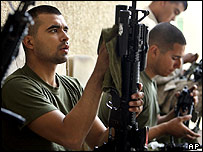 Silahlarını temizleyen askerler