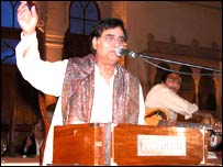 جگجیت سنگھ کراچی میں اپنے فن کا مظاہرہ کرتے ہوئے