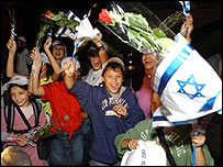 imigranţii evrei francezi sunt aşteptaţi la aeroport