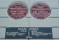 Cofeb i Thomas Charles ar wal banc Barclays yn y Bala.