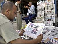 Muž čte irácké noviny