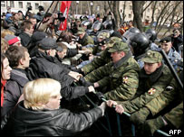 Rusya'da muhalefetle polis karşı karşıya