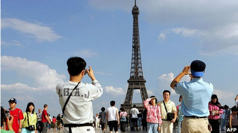 中國遊客在巴黎鐵塔前留影