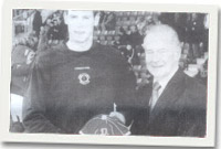 Owain yn derbyn y cap