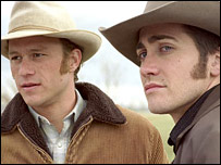 Os atores Ledger and Gyllenhaal em Brokeback Mountain