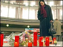 Vlaková stanice Atocha je plná svíček a květin