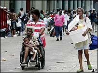 مردم سرگردان در اطراف تالار اجتماعا شهر نيواورلئان