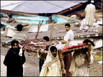 بالاکوٹ میں متاثرہ لوگ جنازہ لے جاتے ہوئے