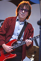 Bill Wyman yn perfformio yn y Big Buzz yng Nghaernarfon