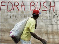 Manifestante observa grafiti com mensagem anti-Bush.