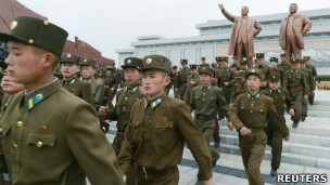 朝鮮軍人於「太陽節」到平壤萬壽台向金日成與金正日銅像敬禮（15/4/2013）