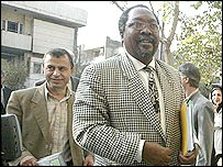 امبئی ليگابو، گزارشگر امور حقوق بشر سازمان ملل، يکی از امضا کنندگان بيانيه انتقاد آميز