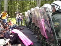 صف آرایی تظاهرکنندگان برابر پلیس