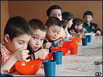 Yetimhanede bir grup çocuk