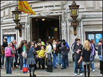 国王学院门前刚刚结束考试的学生