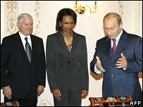 Ông Robert Gates, bà Condoleezza Rice và ông Vladimir Putin hôm thứ Sáu, 12 tháng 10
