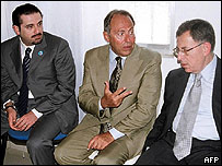 Ông Siniora, bên phải, đã gặp Tổng thống Lahhud, ngồi giữa