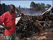 زنان گریان در برابر کلیسای سوخته در کنیا