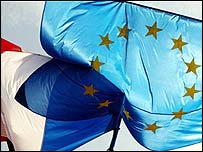 Odpůrci ústavy se obávají posílení moci Bruselu