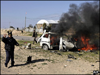 خودرویی که در اثر حمله هواپیمای اسرائیلی در شهر خان یونس منهدم شد، 27 فوریه سال 2008 