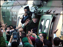 Nemocný Jásir Arafat při odjezdu z Ramalláhu