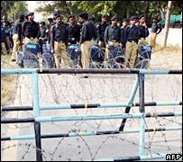 Rua da casa de Benazir Bhutto, isolada pela polícia