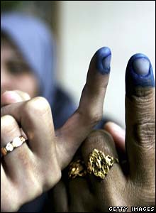 Kadın seçmenler parmaklarındaki sabit mührü gösteriyor.