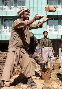 يک کارگر افغان در حال انداختن خشت