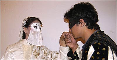 دو هنرمند جوان افغان، در حال اجرای نمايش رومئو و ژوليت در کابل